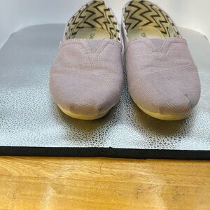 Tom slightly use lavender shoes. Size 6 medium. They’re very beautiful lavender‌